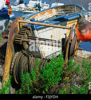 Vecchio arrugginito e macchinari abbandonati per rimuovere Imbarcazioni da mare Foto Stock