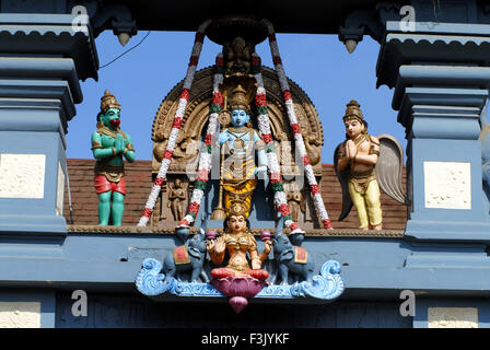 Idolo signore Vishnu scimmia Hanuman dio Vishnu Garuda Dea Laxmi seduta lotus elefanti Udupi Sri Krishna temple Karnataka india Foto Stock