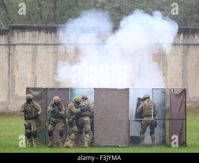 Banja Luka, in Bosnia ed Erzegovina. 8 Ott, 2015. I membri della polizia speciale della Bosnia e Erzegovina (BiH) frequentano l'esercizio "adejstvo 2015' con lo scenario di una ribellione armata nel carcere di Banja Luka, Bosnia e Erzegovina, Ottobre 8, 2015. © Borislav Zdrinja/Xinhua/Alamy Live News Foto Stock