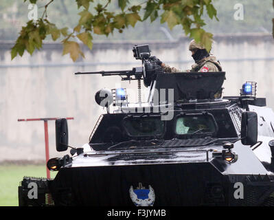 Banja Luka, in Bosnia ed Erzegovina. 8 Ott, 2015. I membri della polizia speciale della Bosnia e Erzegovina (BiH) frequentano l'esercizio "adejstvo 2015' con lo scenario di una ribellione armata nel carcere di Banja Luka, Bosnia e Erzegovina, Ottobre 8, 2015. © Borislav Zdrinja/Xinhua/Alamy Live News Foto Stock