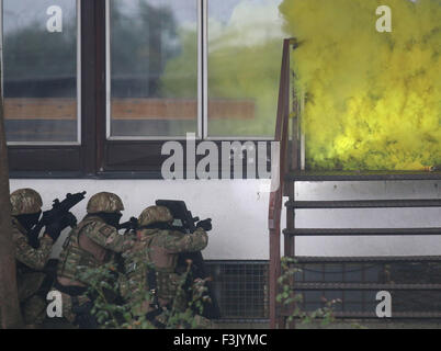 Banja Luka, in Bosnia ed Erzegovina. 8 Ott, 2015. I membri della polizia speciale della Bosnia e Erzegovina (BiH) frequentano l'esercizio "adejstvo 2015' con lo scenario di una ribellione armata nel carcere di Banja Luka, Bosnia e Erzegovina, Ottobre 8, 2015. © Borislav Zdrinja/Xinhua/Alamy Live News Foto Stock