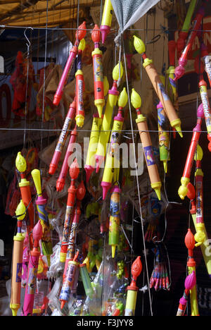 Holi Pichkari pompe per la vendita vecchia siringa plastica celebrando festival Rangpanchmi Borivali bombay Mumbai India Maharashtra Foto Stock