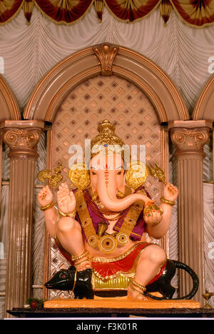 Idolo Signore Ganesh seduto sul mouse , elephant intitolata dio indù Ganpati festival Guruji Talim Mandal Ganapati Pune India Maharashtra - nmk 132679 Foto Stock