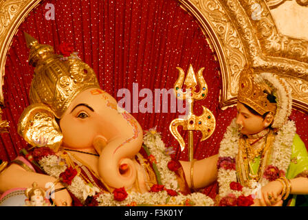 Idol del Signore Ganesh Dea Laxmi seduta pongono magnifica decorazione Ganapati festival elefante Mandai intitolata dio indù del Maharashtra Pune India Foto Stock