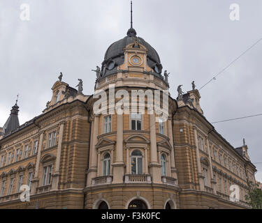 Ufficio postale di Ljubljana, Slovenia. Completato nel 1896, color ocra edificio dispone di una bellissima tre piani torre tappate Foto Stock