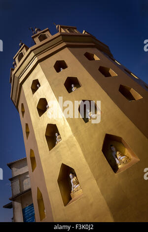 Il Monte Popa con un pagode Buddhiste sul vertice, Myanmar. Foto Stock