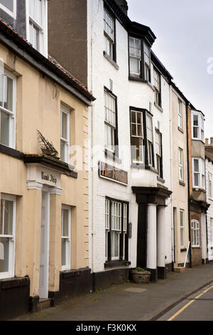 Regno Unito, Inghilterra, Yorkshire East Riding, Filey, Queen Street, Foords Hotel, pendente bay window Foto Stock