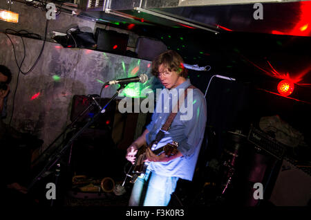 Thurston Moore ex di Sonic Youth performing come parte di Stoke Newington Festival Letterario Foto Stock