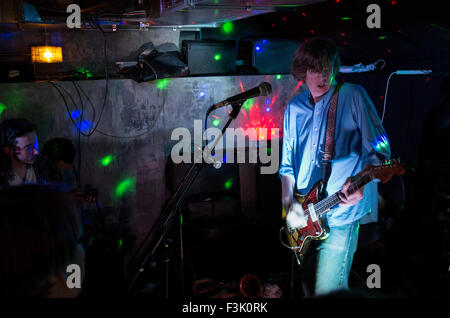 Thurston Moore ex di Sonic Youth performing come parte di Stoke Newington Festival Letterario Foto Stock