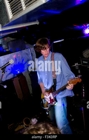 Thurston Moore ex di Sonic Youth performing come parte di Stoke Newington Festival Letterario Foto Stock