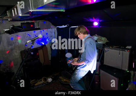 Thurston Moore ex di Sonic Youth performing come parte di Stoke Newington Festival Letterario Foto Stock