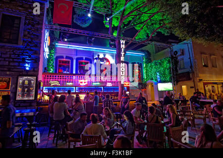 Il popolare lungomare "Casa bianca" bar e discoteca in 'Bar Street' a Bodrum town, Mugla, Turchia. Foto Stock