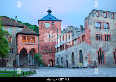 Quadrato di Schloss Heidelberg durante la serata Foto Stock