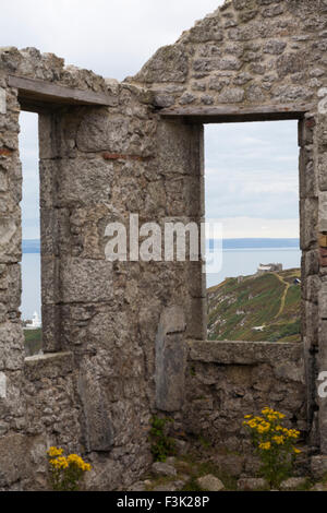 Faro del sud e Lundy Castello visto attraverso le finestre del vecchio ospedale di cava su Lundy Island, Devon, Inghilterra Regno Unito nel mese di agosto Foto Stock