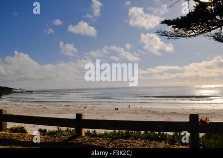 Riflettendo la luce del sole sul mare spiaggia Foto Stock