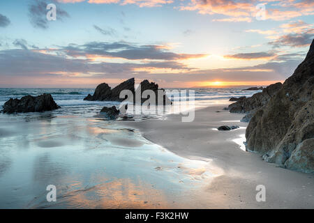 Tramonto spettacolare a Freathy sulla spiaggia di Whitsand Bay in Cornovaglia Foto Stock