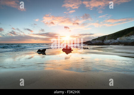 Tramonto su una spiaggia della Cornovaglia a freathy in Whitsand Bay Foto Stock