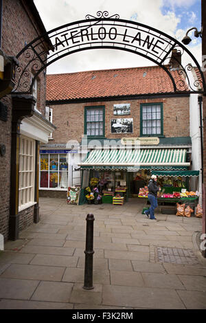 Regno Unito, Inghilterra, Yorkshire East Riding, Pocklington, Waterloo Lane, fruttivendolo shop Foto Stock