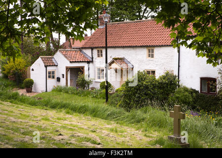 Regno Unito, Inghilterra, Yorkshire East Riding, Goodmanham, all'antica bottega del fabbro, cottage accanto al cimitero Foto Stock