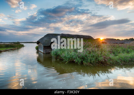 Tramonto sulla barca thathcehd case sul Norfolk Broads Foto Stock