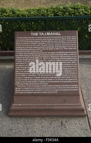 La spiegazione dettaglio monumento di scheda di informazione il testo bianco su rosso pietra all'ingresso di Mughal Taj Mahal Agra India Foto Stock