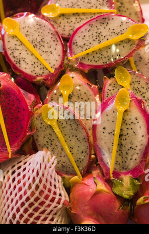 Sezione trasversale di un bianco maturo pitahaya involucro in pellicola "Hylocereus undatus ' Foto Stock