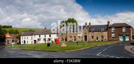 Regno Unito, Inghilterra, Yorkshire East Riding, Nord Newbold, casella Telefono e case intorno al villaggio verde, panoramica Foto Stock