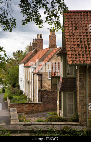 Regno Unito, Inghilterra, Yorkshire East Riding, grotta del Sud, cottage accanto alla chiesa Foto Stock