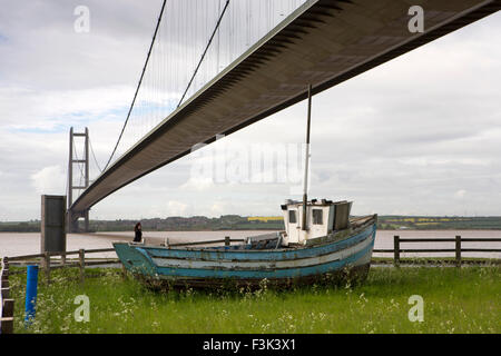 Regno Unito, Inghilterra, Yorkshire East Riding, Hessle, vecchia barca da pesca al di sotto di Humber Bridge di sospensione Foto Stock