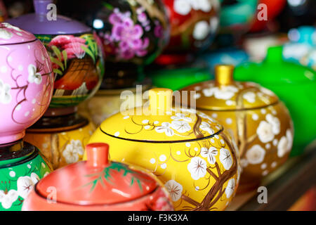 Collezione di teiere in ceramica per la vendita nel delta del Mekong, Cantho city, Vietnam Foto Stock