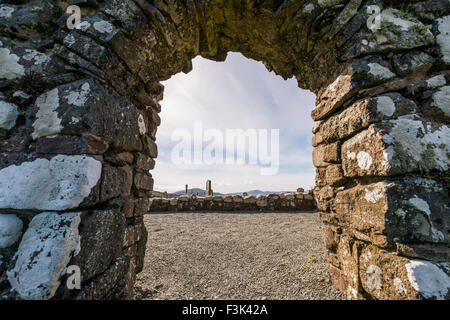 Cimitero con piccolo cancello su Trumpan con grave pietre e vecchia cappella sull'Isola di Skye in Scozia. Foto Stock