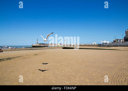 MARGATE, KENT, Regno Unito - 8 agosto. 2015. Il 1812 Margate Pier e il porto di edificio aziendale Foto Stock