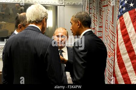 Il presidente russo Vladimir Putin passeggiate con gli Stati Uniti Il presidente Barack Obama e il Segretario di Stato John Kerry a margine dell'assemblea generale presso la sede delle Nazioni Unite di settembre 28, 2015 nella città di New York, NY. Foto Stock