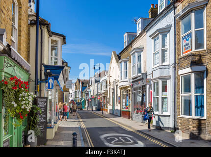 I negozi sulla strada del Porto nel centro della città, whitstable kent, England, Regno Unito Foto Stock