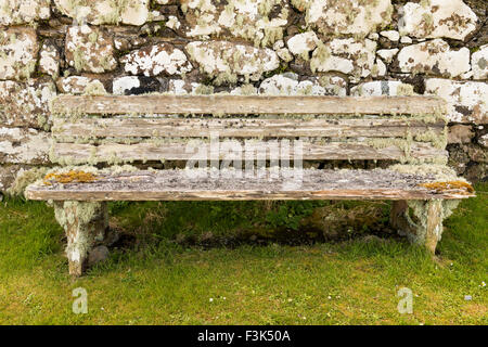 Cimitero sulla Trumpan con panca con il lichen vicino al vecchio muro sull'Isola di Skye in Scozia. Foto Stock