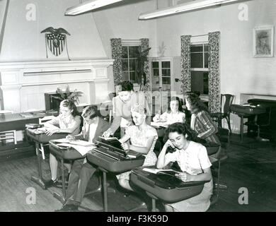 ELIZABETH Taylor (1932-2011) anglo-americano attrice cinematografica seduto a destra alla High School di Hollywood circa 1943 Foto Stock