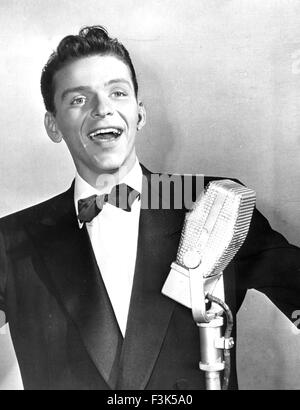 FRANK SINATRA (1915-1998) US cantante e attore di cinema circa 1942 Foto Stock