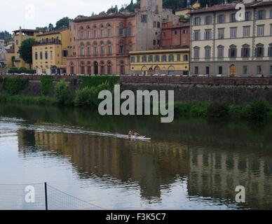 Canoa sul fiume Arno, Firenze, Italia Foto Stock