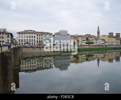 Sul fiume Arno a Firenze, Italia Foto Stock