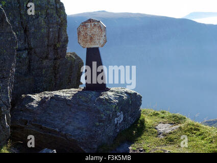 Un monumento commemorativo sul bordo di estensione Helvellyn Foto Stock