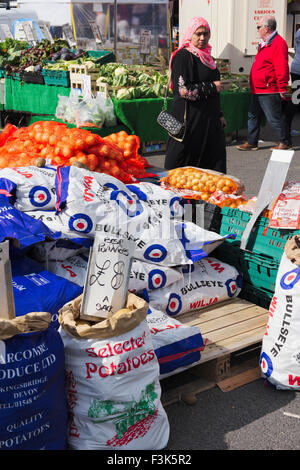 Sacchi di patate e di frutta e verdura al mercato all'aperto a Bristol, Inghilterra Foto Stock