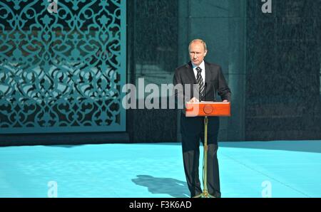 Il presidente russo Vladimir Putin risolve la cerimonia di riapertura della restaurata recentemente Mosca Moschea Cattedrale di Settembre 23, 2015 a Mosca, in Russia. La moschea fu demolita e ricostruita per essere una delle più grandi moschee nel paese con una stanza per 10.000 i credenti. Foto Stock