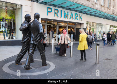 Primate Shoppers Moores statua dei fratelli fuori dal negozio di moda Primark a Liverpool One, arte pubblica del centro città progettato da Tom Murphy, Merseyside, Regno Unito Foto Stock