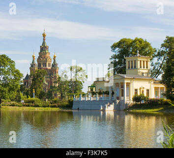 Peterhof, Russia - Luglio 06, 2012: la cattedrale di San Pietro e San Paolo e il palazzo della Principessa Olga a Peterhof, frazioni di S Foto Stock