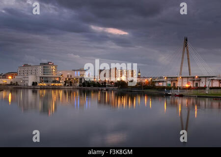 Southport, Regno Unito. 8 Ottobre, 2015. Inizio serata pioggia nuvole formando nel corso Southport il lago marino con un riflesso del modo marino ponte di collegamento Ocean Plaza complesso con centro, Southport, Merseyside England. Regno Unito. Credito: Cernan Elias/Alamy Live News Foto Stock