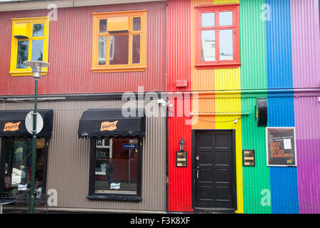Facciata colorata di Kiki Bar Queer, Laugavegur, Reykjavik, Islanda. Foto Stock