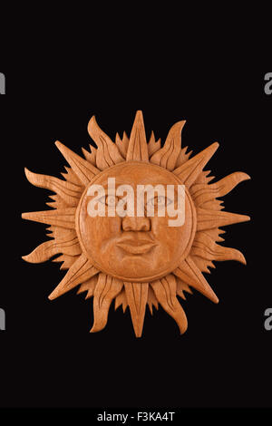 Tradizionale messicano cultura maya scolpito in legno simbolo del sole piastra isolata su nero Foto Stock