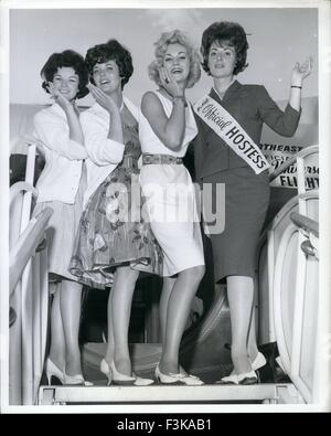 L'Aeroporto Laguardia, Luglio 4th. L. PER R. 24 Febbraio, 1967. Miss Irlanda, Jean Russell Miss Galles, Rosmarino Franklin, Miss Inghilterra, Arlette Dobson e ufficiali del Nordest compagnia aerea hostess, Miss Miele Brennan sono dicendo addio alla città di New York prima di Emplaneing sul nord-est di flt.129. Le ragazze sono parte di Miss Universo Queens da varie parti del mondo. © Keystone Pictures USA/ZUMAPRESS.com/Alamy Live News Foto Stock