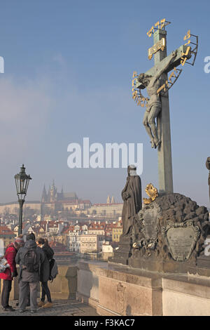 Bronzo dorato crocifisso statua (espressi da j hilger), il ponte di Carlo, Praga, Repubblica ceca. Foto Stock