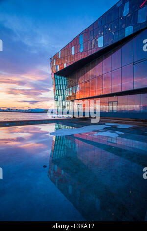 Tramonto riflesso di Harpa Concert Hall, Reykjavik, Islanda. Foto Stock